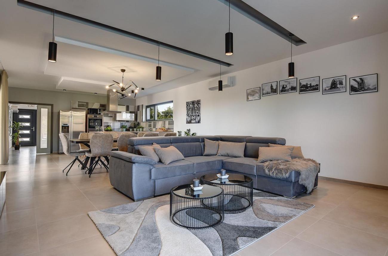 Villa Ula In Pula With Heated Pool And Sauna Екстер'єр фото