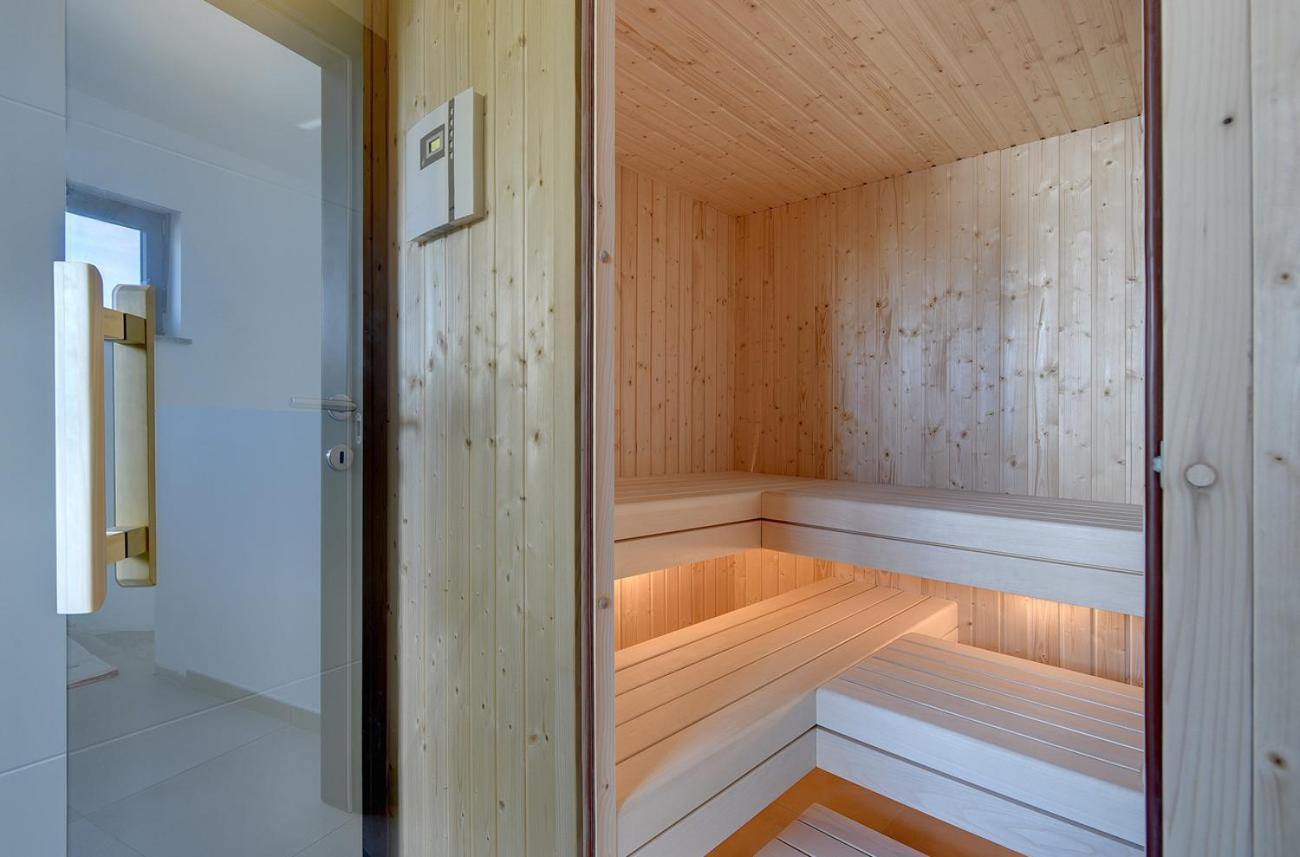 Villa Ula In Pula With Heated Pool And Sauna Екстер'єр фото